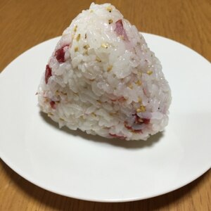 白ゴマと梅のおむすび